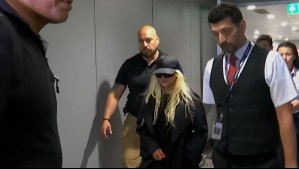 Así fue la llegada de Christina Aguilera a Chile a tres días de debutar en el Festival