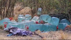 Encuentran 60 bidones con sustancias químicas en cerro de Coronel: Se investiga si es combustible
