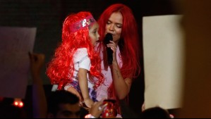 'No se volvió a sacar la peluca': Habla mamá de niña que cantó junto a Karol G en la Quinta Vergara