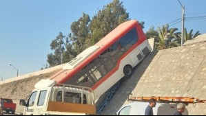 Puente Alto: Accidente de tránsito deja a bus del Transantiago incrustado en autopista