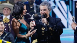 Critican a Alejandro Fernández por su actitud con la modelo que le dio las Gaviotas en el Festival