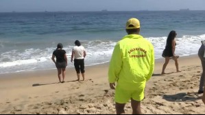 Fueron anunciadas marejadas: Mujer fue rescatada tras quedar atrapada en roquerío en una playa de El Tabo