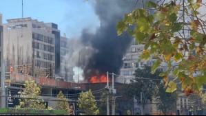 Incendio en Santiago Centro generó gran columna de humo: Denuncian ocupación ilegal en el sitio