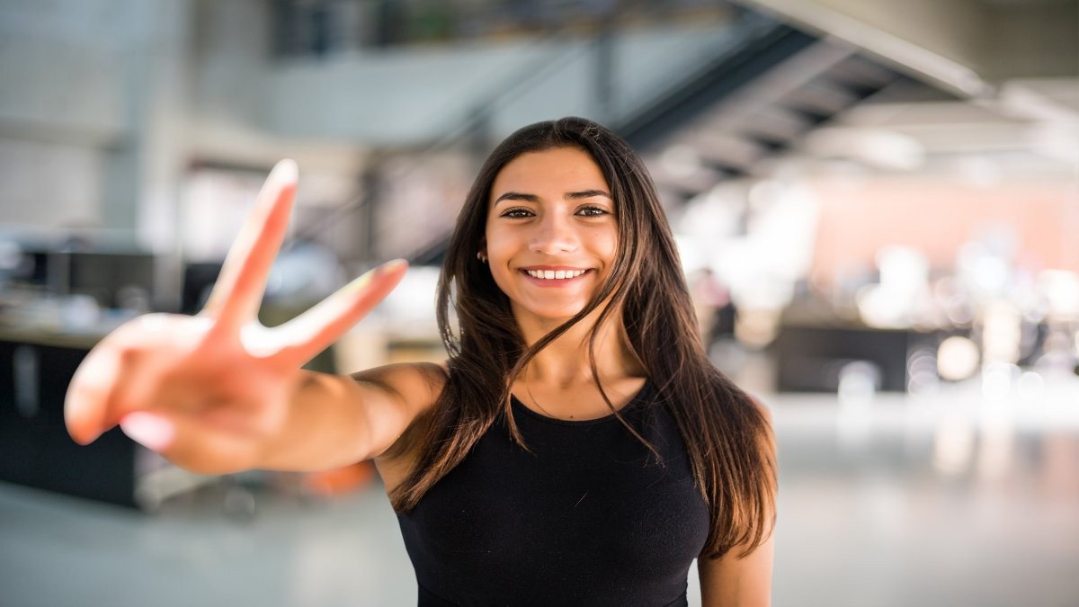 Fundación entregará 900 becas para potenciar la empleabilidad juvenil: Programa incluye convenio con empresas aliadas