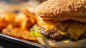Comer una hamburguesa le puede provocar daño cognitivo: La extraña enfermedad que sufre un joven chileno