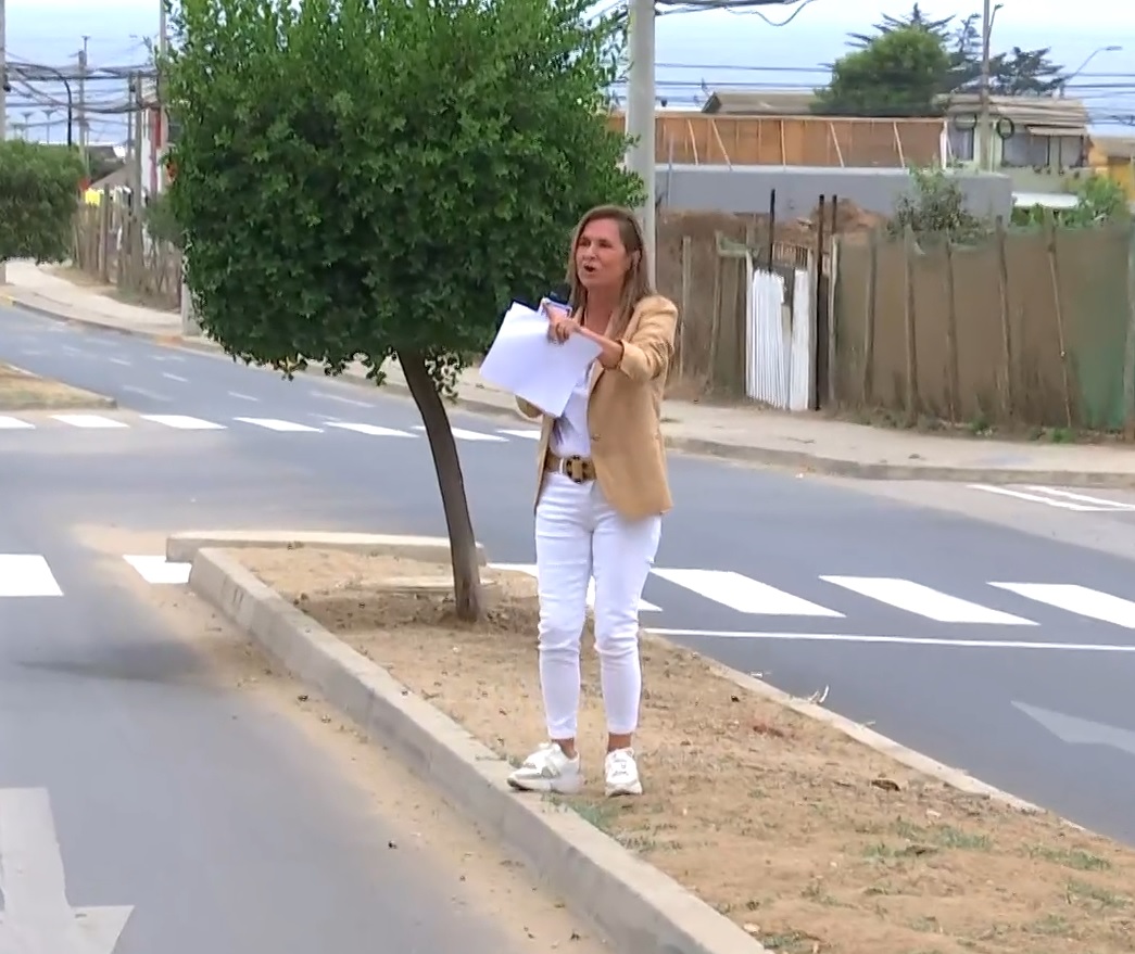 Paulina de Allende-Salazar en medio del despacho