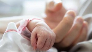 Pensó que su esposa le fue infiel porque su hija no se parecía a él: Descubrió que la cambiaron al nacer en el hospital