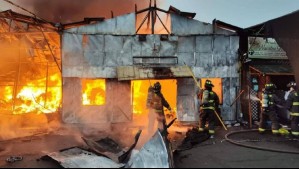 Incendio de gran magnitud afectó a feria mayorista en la ciudad de San Antonio: Se evacuó a población cercana