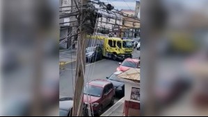 Video muestra a vehículo mal estacionado que retrasó salida de Bomberos a una emergencia: Conductora andaba de compras