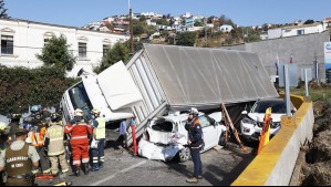 Tres vehículos atrapados y varios lesionados dejó volcamiento de camión en curva de Valparaíso