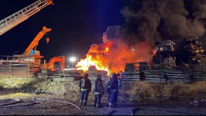 Incendio con peligro de propagación se produjo en Lampa: Se inició en un acopio de neumáticos y desechos de minería
