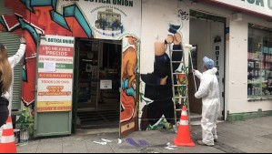 Pintó de blanco la fachada de su farmacia porque no le gustó el grafiti que pidió: Ahora arriesga una multa