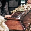 En República Dominicana, los familiares de un joven fallecido aseguran que este se despertó y tomó sopa en su propio funeral. El video se hizo viral en TikTok y generó polémica.