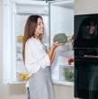 Conoce cuál es la ubicación recomendada que deberían tener los alimentos al momento de guardarlos en el refrigerador. Los diferentes compartimientos, a temperaturas distintas, definirán que debes almacenar en cada uno.