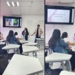 Un estudiante, cansado de que su compañera no ayudara en los trabajos grupales, la dejó en evidencia en medio de una exposición. Mostró las pruebas de que estaba de vacaciones mientras él hacía solo el proyecto asignado.