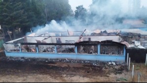 Desconocidos queman por completo una escuela básica en la comuna de Victoria