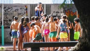 Colegio argentino permite a sus alumnos asistir con traje de baño para 'manguerearse' durante el recreo