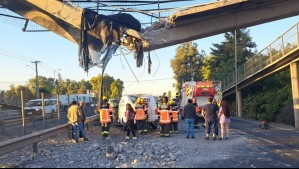 Camión impacta y daña pasarela cerca de Curicó: Tránsito en Ruta 5 Sur se encuentra cortado