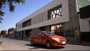 'Parece chiste cruel': Proyectos abandonados aliviarían colapso de salud en Santiago en medio de compra de clínica