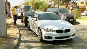 Delincuentes estaban robando un auto en un semáforo y fueron detenidos antes de la luz verde