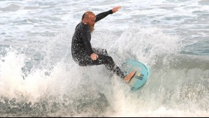 'Hecho polvo': Hombre bate récord del mundo de horas seguidas surfeando