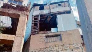 Casa en cerro de Valparaíso está al borde del derrumbe: Vecinos temen por una eventual tragedia