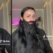 El tiktok de Mariana, una joven española, se hizo viral por su truco para sentirse segura. La joven mostró cómo usa una barba del color de su cabello para que nadie se le acerque en la noche.