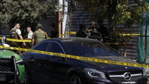 Sujeto evade fiscalización e intenta atropellar a carabinero: Uniformado se defiende con su arma y lo balea en la mano