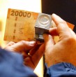 Pareja estafa a comerciantes con billetes de $20 mil falsos: Mujer ciega que vende humitas es una de las víctimas Pareja estafa a comerciantes con billetes de $20 mil falsos: Mujer ciega que vende humitas es una de las víctimas