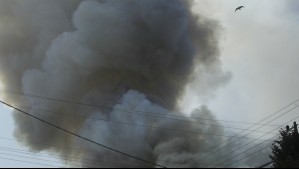 Gran incendio en terreno con pastizales amenaza a un campamento en Puente Alto