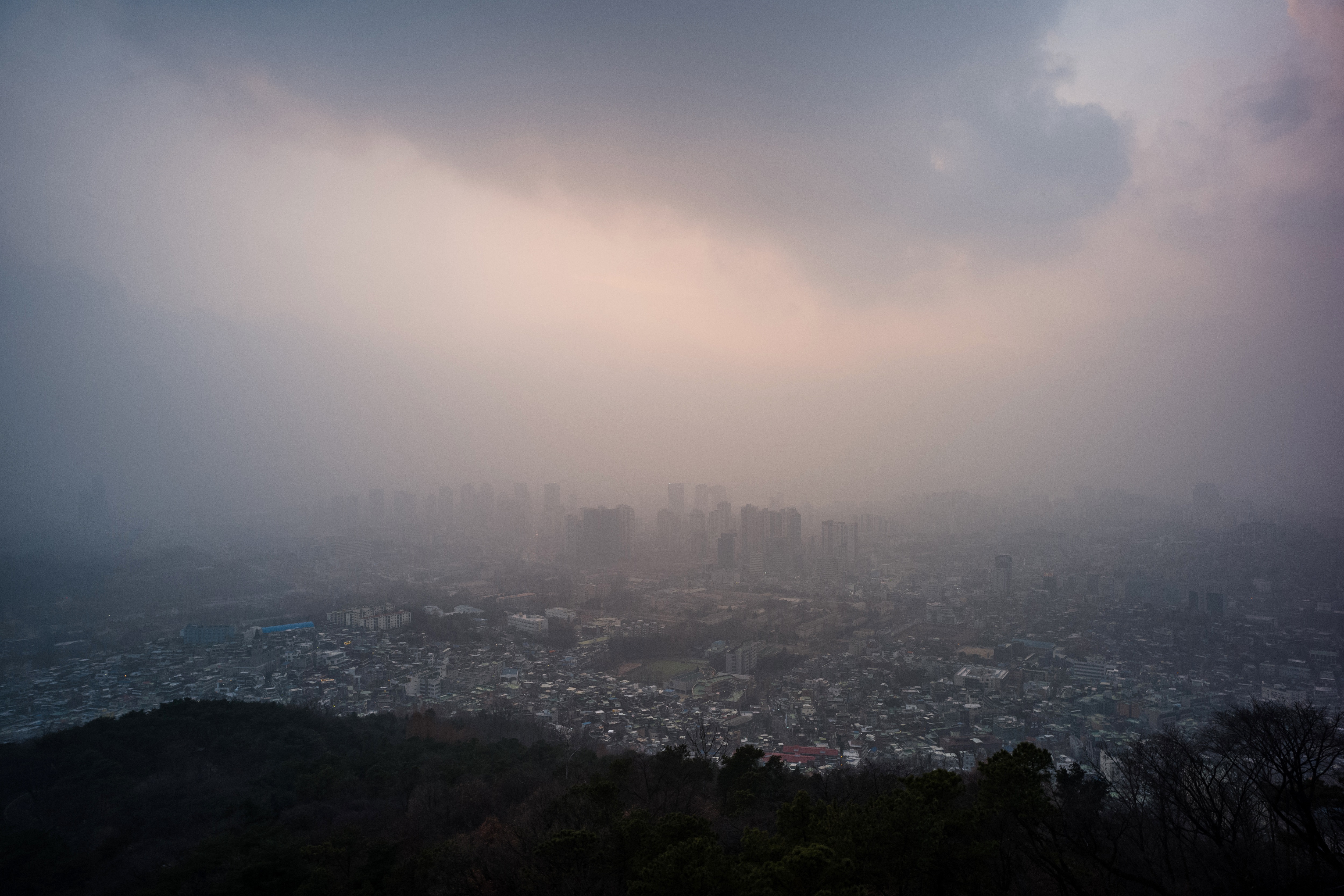 Imagen aérea de ciudad contaminada / AFP