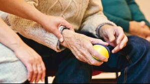 Lo invitó a un café y le robó $1 millón: Denuncian que adulto mayor fue engañado por falsa ejecutiva bancaria