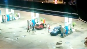 Video muestra a un hombre rociando bencina a un grupo de personas en un servicentro