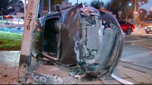 Taxi volcó e impactó un poste tras choque en Maipú: Hay lesionados y se investiga conducción en estado de ebriedad