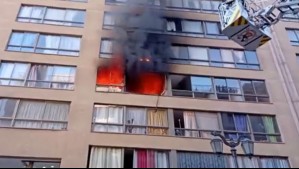 Incendio se registró en edificio del centro de Santiago: Se necesitaron 16 carros de bomberos para controlarlo
