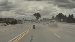 Fue captado en video: Auto voló por los aires en extraño accidente en una carretera de Estados Unidos