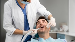 Sueldo parte desde el millón de pesos: ¿Qué salario ganan los dentistas?
