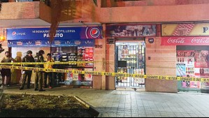 Le dispararon en la cabeza: Trabajador de minimarket en riesgo vital tras violento asalto en el centro de Santiago