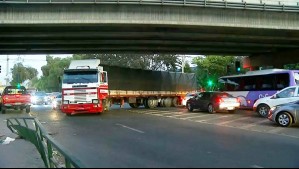 Camión cruzado en plena calle de Quilicura provoca gran congestión en Américo Vespucio