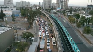 Imágenes evidencian kilométrica fila de vehículos en Vicuña Mackenna