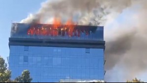 Videos del gigantesco incendio que afectó a restaurant Bocacielo en torre de Vitacura