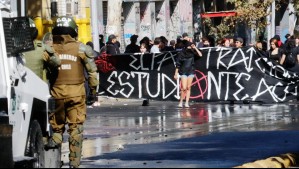 Manifestación de estudiantes genera cortes de tránsito en la Alameda y cierre de estación de Metro