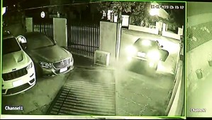 Medidas de seguridad evitaron el robo: Graban a ladrones derribando con un auto el portón de una casa en La Cisterna