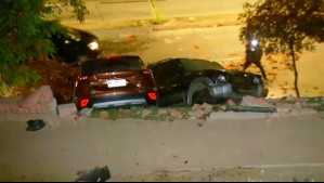 Investigan posible robo de micro: Bus choca con seis autos estacionados, dos caen por la ladera y derriba poste de luz