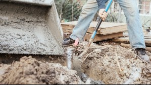 Realizaba trabajos en su casa y encontró restos humanos que estaban enterrados
