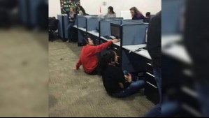 De pie y algunos incluso en el suelo: Joven revela el abusivo 'castigo' de un call center con sus empleados
