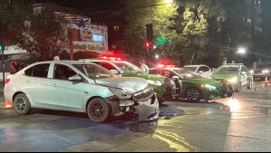 Chocaron a otro auto al intentar huir: Carabineros detuvo a sujetos que robaban objetos de un vehículo estacionado