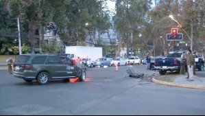 No habría respetado la luz roja: Vehículo del GOPE colisiona con camioneta en Providencia