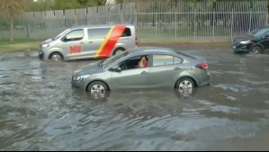 Vehículo quedó atrapado: Rotura de ducto de regadío inunda las afueras del Parque O'Higgins