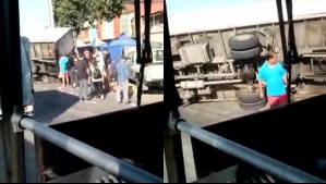 Delincuentes roban camión que transportaba carne, se vuelcan y peatones se llevan parte de la carga